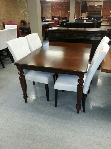 Medium Oak Dining Table with 2 Leaves & Turned Legs
