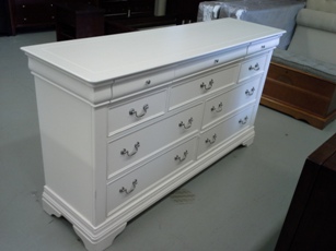 Pulaski White 10-Drawer Dresser