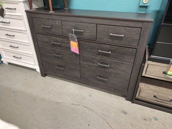 Ashley Brinxton 7-Drawer Dresser